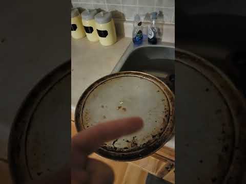 Top 3 Reasons to Clean Your Pizza Pan
