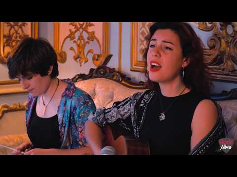 download lagu mp3 mp4 La Gata Zurda, download lagu La Gata Zurda gratis, unduh video klip La Gata Zurda
