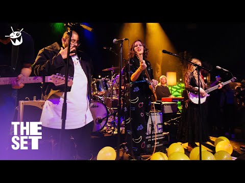 
    Middle Kids, Kasey Chambers, Adrian Eagle cover Coldplay 'Yellow' live on The Set
  