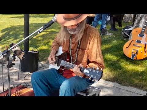 Busking with the CS guitar (Céramique Son) in Royan, France