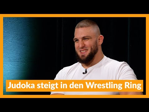 Judoka steigt in den Wrestling Ring