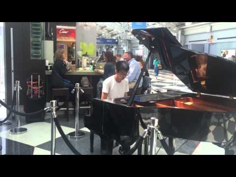 The  Piano Show in Chicago Airport-Chinese Pop Songs芝加哥机场演奏华语流行歌