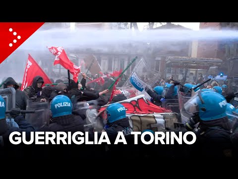 Sgombero Askatasuna, scoppia la guerriglia a Torino: violenti scontri tra manifestanti e polizia