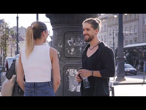 “The Pause” - Flirting Techniques for Introverts