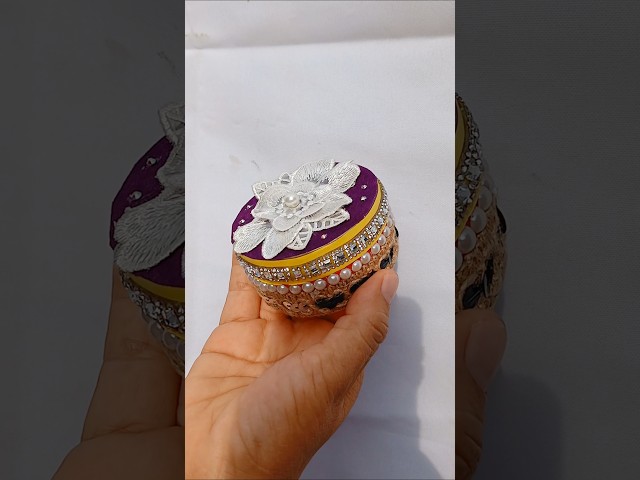Vídeo relacionado con Regalos de San Valentín para Mujer, Ramo de Flores Preservadas Regalos Aniversario Cumpleaños para Madres Hermana Madre Novia, Collar De Caja De Regalo De Joyería Rosa, Regalo de San Valentín