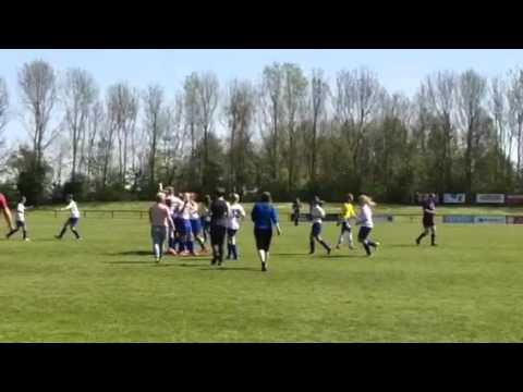 VV Zeewolde meiden D1 winnen wedstrijd met 2-4