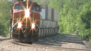 preview picture of video 'BNSF4871 & UP6670 Shimmer in the Sweltering Heat'