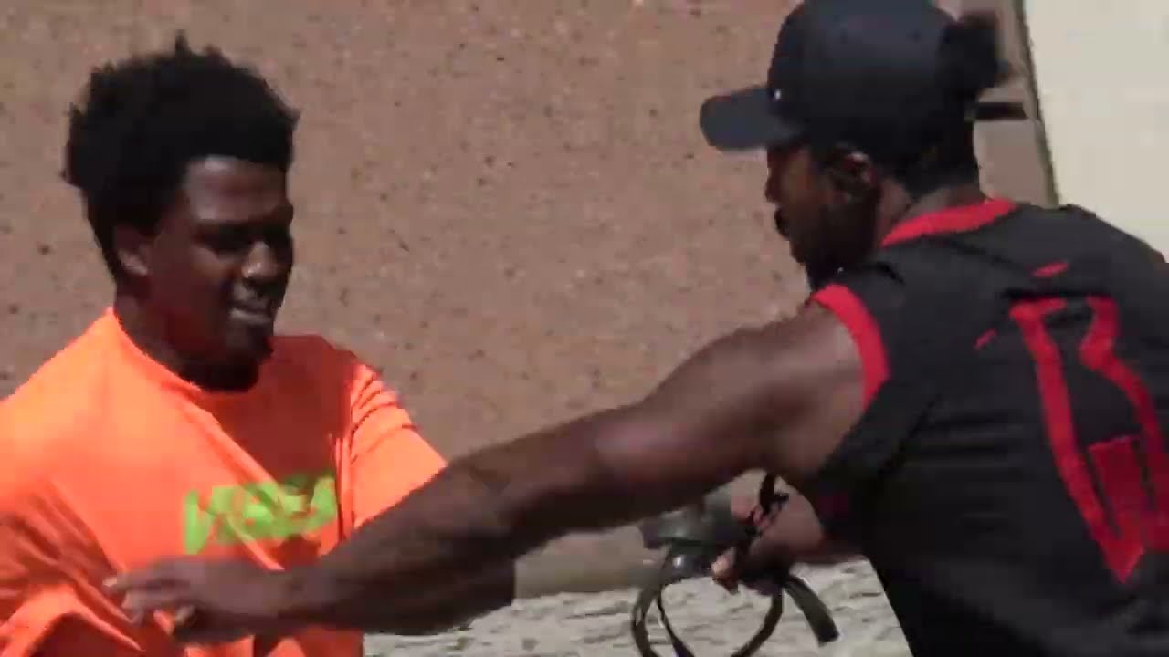 【海外爆笑ドッキリ】もし、大勢の黒人が喧嘩をしにきたら？？海外ドッキリー日本語訳