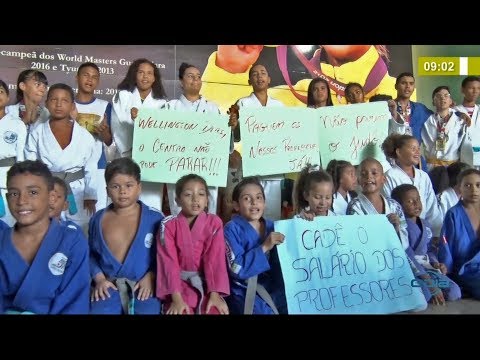 BOM DIA NEWS 03 12 2019  Manifestacão contra atraso de salaÌrios do CT Sarah Menezes