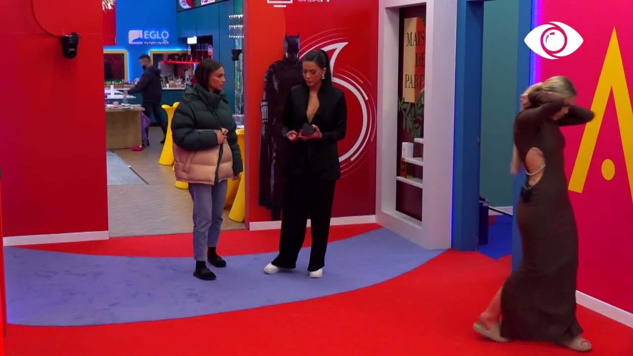 Efi pëshpërit me Kiarën: Të lutem mi mblidh gjërat!