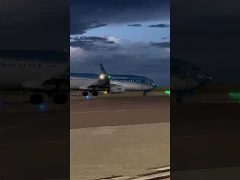 Boeing 737-800 de Aerolíneas Argentinas llegando al aeropuerto internacional de Carrasco Uruguay