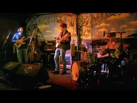 Ragged & Dirty - Davey Bob's Blue Healers live at the Rails Byron Bay