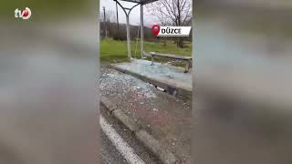 Huzurevi Sakinlerinin Kullandığı Otobüs Durağının Camlarını Kırdılar