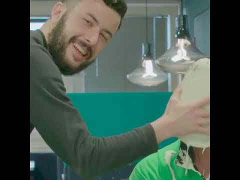 帕迪電力公司的員工向馬特-查普曼的臉上扔餡餅。 (Paddy Power staff throwing pies in Matt Chapman's face)