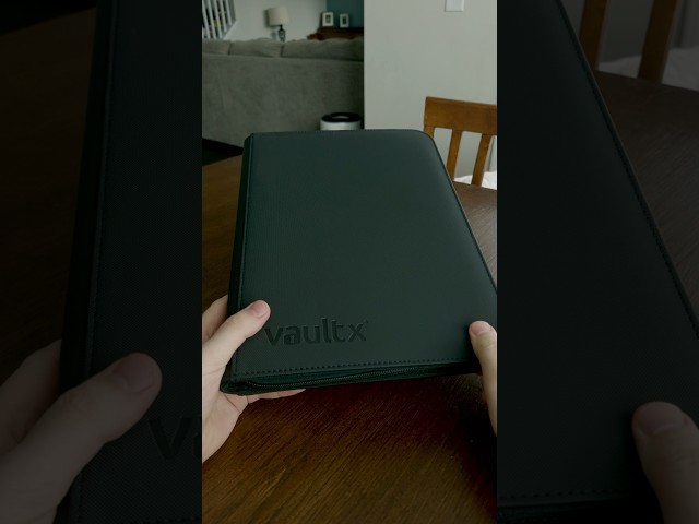 Vídeo relacionado con Vault X Archivador para Cartas Coleccionables de 12 XL Bolsillos con Cremallera, 624 Cartas, Material de Álbum Premium Exo-Tec, 26 Hojas de Carga Lateral, TCG (Verde)