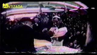 הרבי מליובאוויטש בחלוקת כוס של ברכה מוצ"ש ג' תשרי תשמ"ה - התמונה מוצגת ישירות מתוך אתר האינטרנט יוטיוב. זכויות היוצרים בתמונה שייכות ליוצרה. קישור קרדיט למקור התוכן נמצא בתוך דף הסרטון