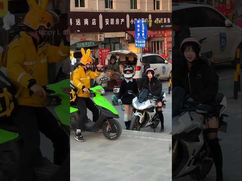 Girls Tried for So Long… Then a Delivery Boy Lifted Their Superbike in Seconds!