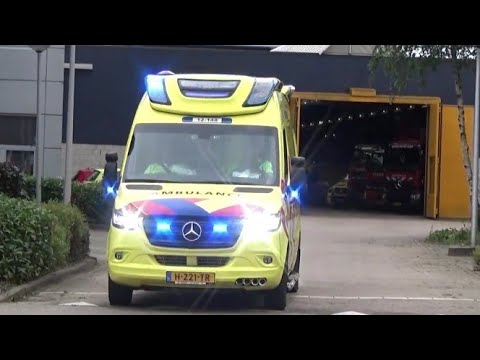 verschillende ambulance met spoed onderweg naar meldingen in Haarlem