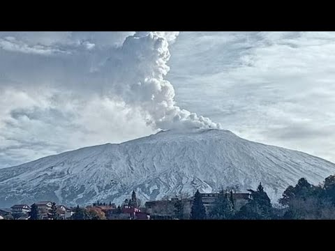 L'Etna erutta dal cratere Nord-Est
