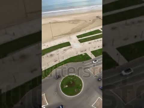 Vista aérea de carros circulando em uma rotatória #tanger #morocco
