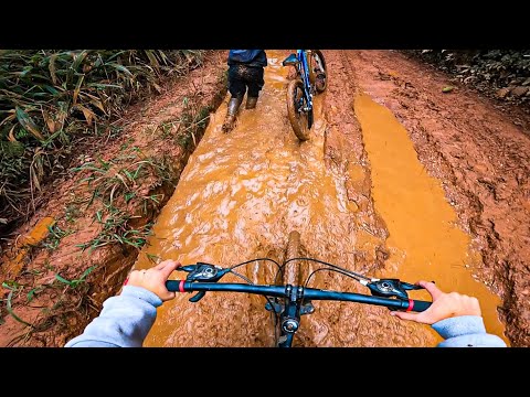 FICAMOS PRESOS NESSA TRILHA