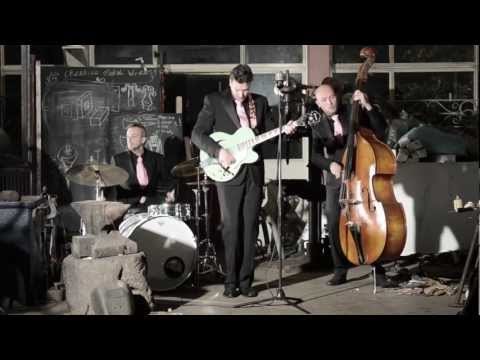 Ronald Reinders - Kusje d'r op (Official Music Video)