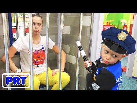 Vlad e mamãe brincam no centro de jogo para crianças