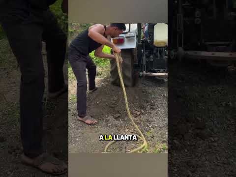 Sacó el tractor atascado con el neumático 🧠 #shorts