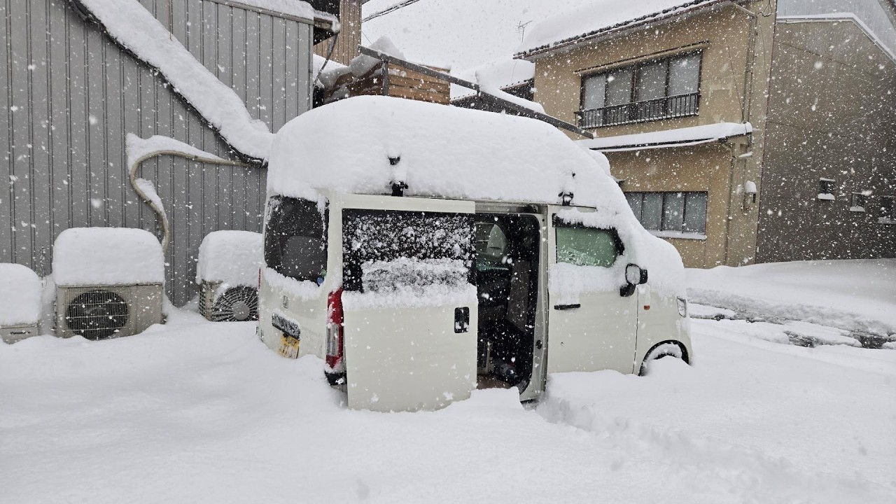 一夜で40cm!?豪雪地帯の風呂屋の駐車場で脱出不能になる雪中車中泊