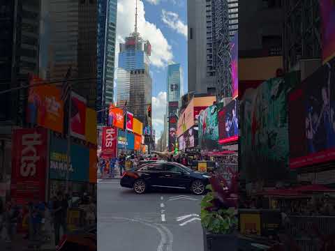 An afternoon in a New York City plaza