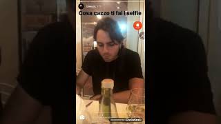 Ernia Incazzato per dei selfie