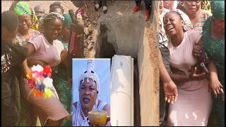 This Will Make You Cry! Orisabunmi's Daughter In Tears As She Tries To Enter Her Late Mother's Grave