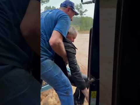 HOMEM É RESGATADO DE CARRO SUBMERSO DURANTE FORTES CHUVAS NO RIO GRANDE DO SUL