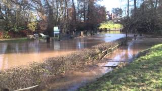 preview picture of video '2012.11.25 Flooded road at the ford near Kenilworth Castle UK.mp4'