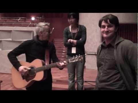 Tommy Emmanuel about his strings action (with Russian subtitles)