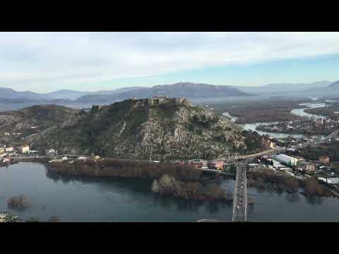 Ballkoni i Edit Durhamit: Përballë Kështjella e Rozafës mes Bunës, Drinit & Kirit, ... dhe Shkodra