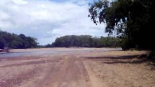 preview picture of video 'Paso del río Cuango - 11 de septiembre de 2011'