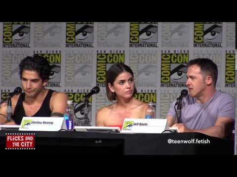 Dylan O'Brien - spits water (Comic Con 2015)