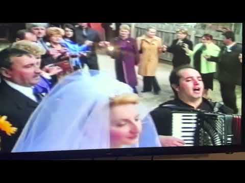 Svadba Makedonska 2001. Melbourne. Dimce I Lena Janceski. Sestra se mazi za zetot. pred zaminvajne