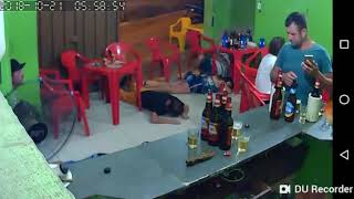 Vídeo: homem fica no celular e não percebe assalto em bar