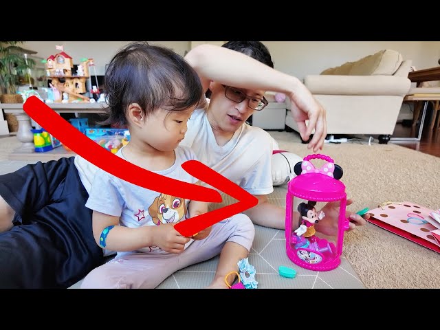Vídeo relacionado con Just Play Minnie Mouse Fabulous Fashion Collection de Disney Junior, muñeca articulada y Juego de Accesorios, 22 Piezas; Juguetes para niños a Partir de 3 años