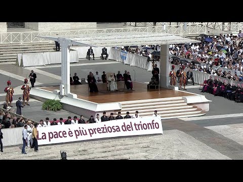 Jóvenes coreanos ofrecen una “performance” de taekwondo por la paz ante el Papa