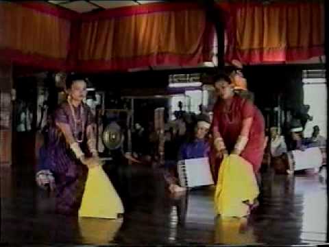 Pakarena: Indonesian Court Dance from South Sulawesi [Live in South Sulawesi, Indonesia 1990]