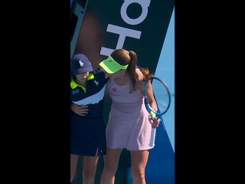 Respect to Zeynep Sönmez who went to help this ball kid who fainted beside the court ❤️