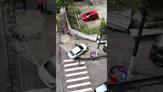 Motorista perde o controle e bate em tapume metálico na Vila Belmiro, em Santos.