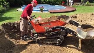 Malostroje.cz / Minidumper Cormidi / Výkop jámy na nádrž na vodu
