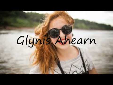 How to pronounce Glynis Ahearn in English?