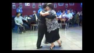 Patricia Mori y Felipe Zarzar bailando La Carcajada en la milonga Garufa