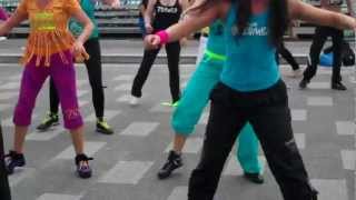 preview picture of video 'Olympic torch Southend 2012 Zumba!!!'