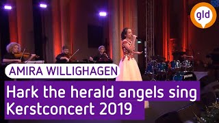 Kadr z teledysku Hark the herald angels sing tekst piosenki Amira Willighagen